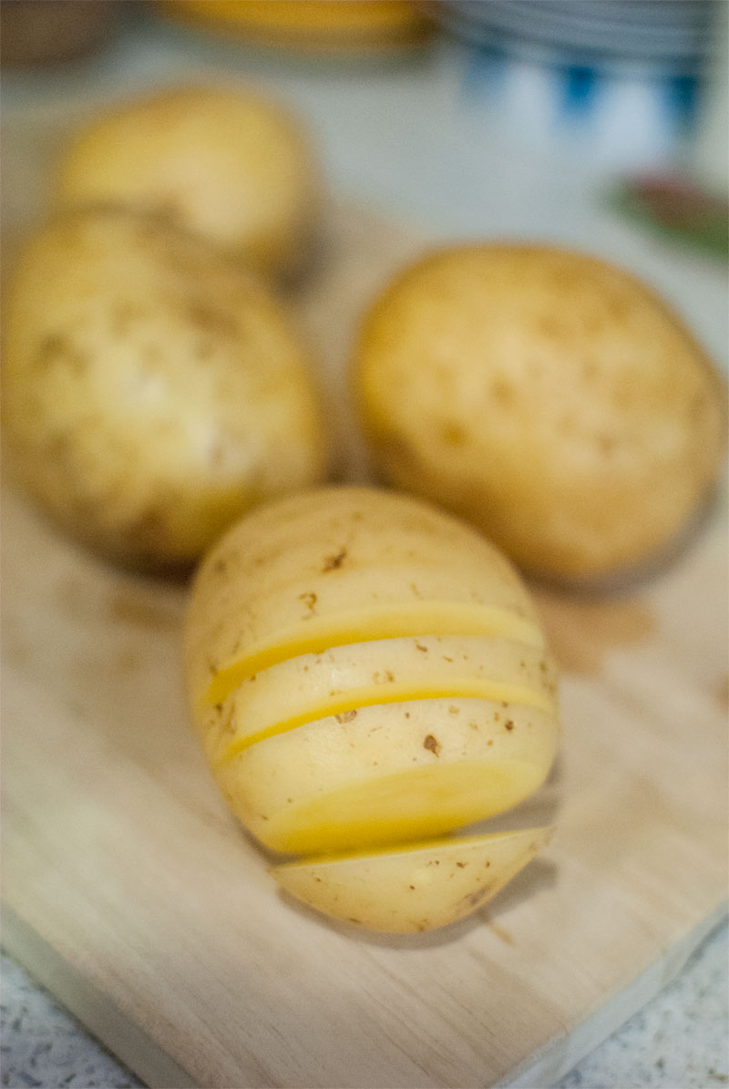 Patatas Hasselback gratinadas con queso raclette