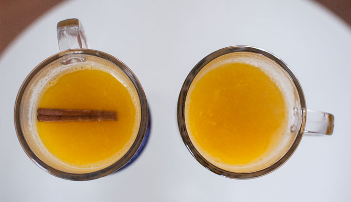 Zumo de naranja caliente con canela y miela