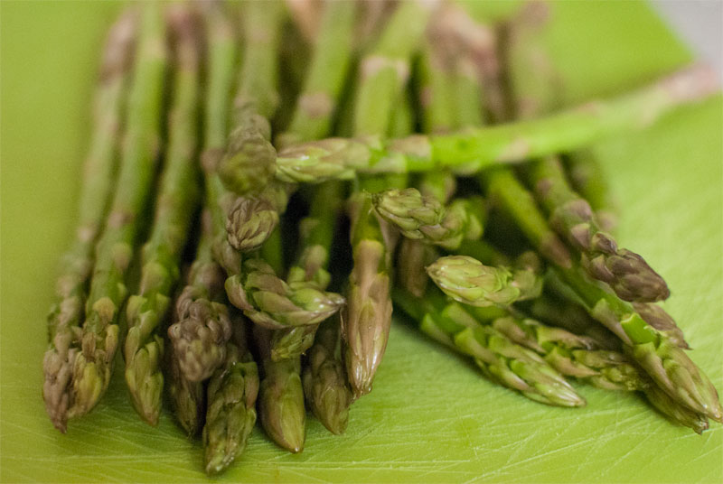 Grilled asparagus salad with feta