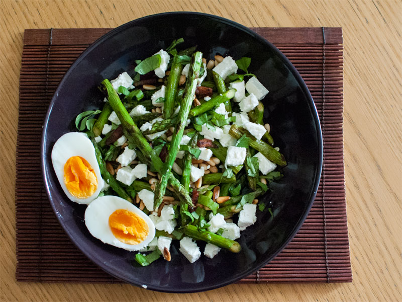 Ensalada de espárragos y queso feta