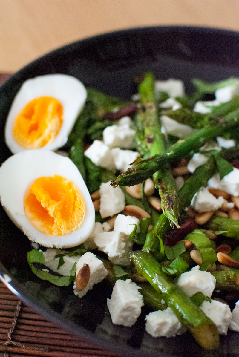 Ensalada de espárragos y queso feta