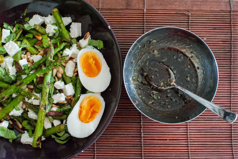 Ensalada de espárragos y queso feta