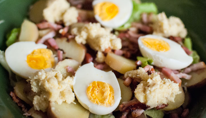 Ensalada Caesar con patatas, huevos & bacón
