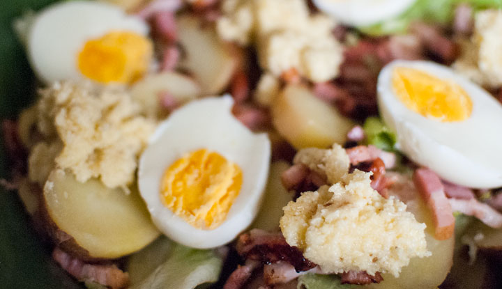 Ensalada Caesar con patatas, huevos &amp; bacón