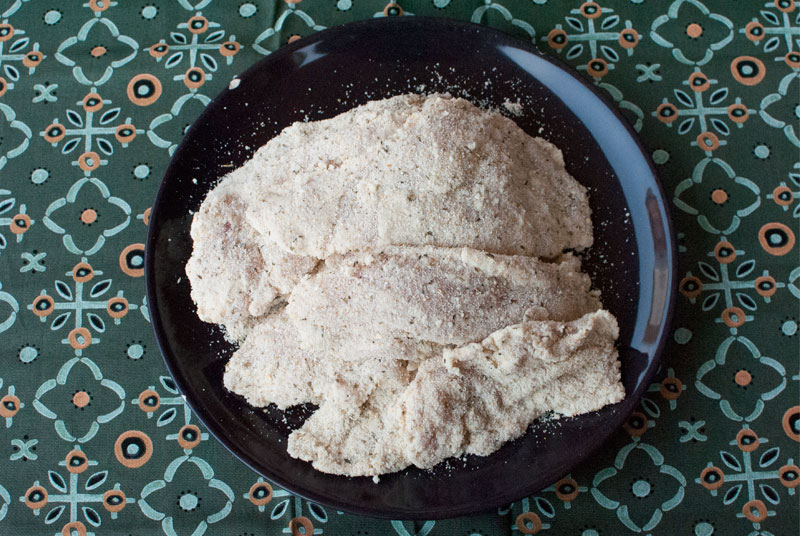 Pollo rebozado en parmesano y hiervas, con ratatouille casera