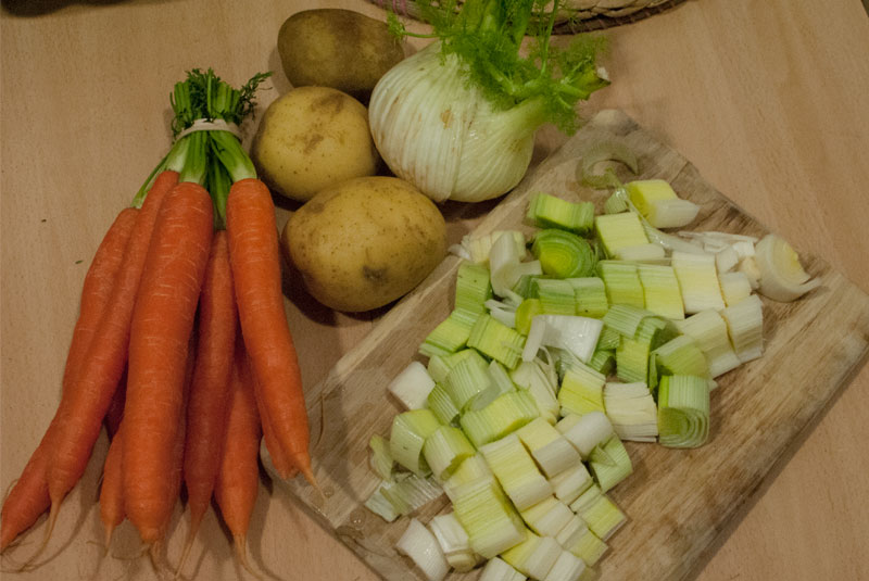 Sopa de verduras salteadas: puerros, patatas y zanahorias
