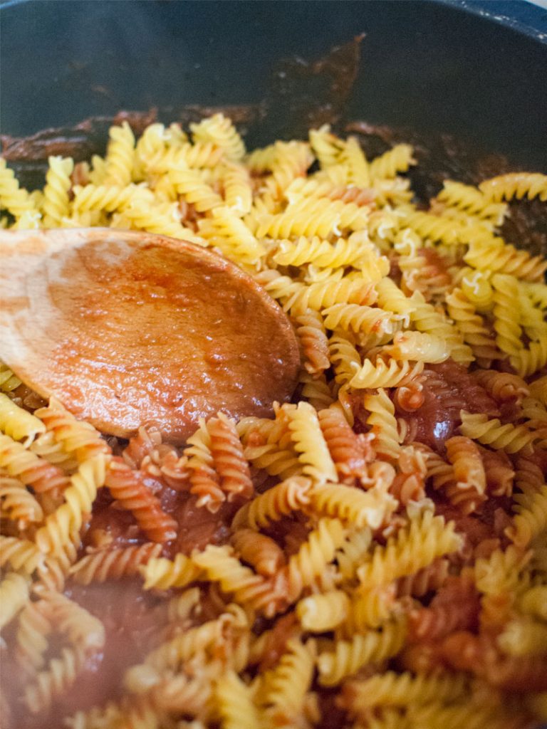 One-Pot pasta with tomato sauce and mascarpone