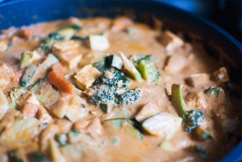 Tofu al curry de coco con verduras